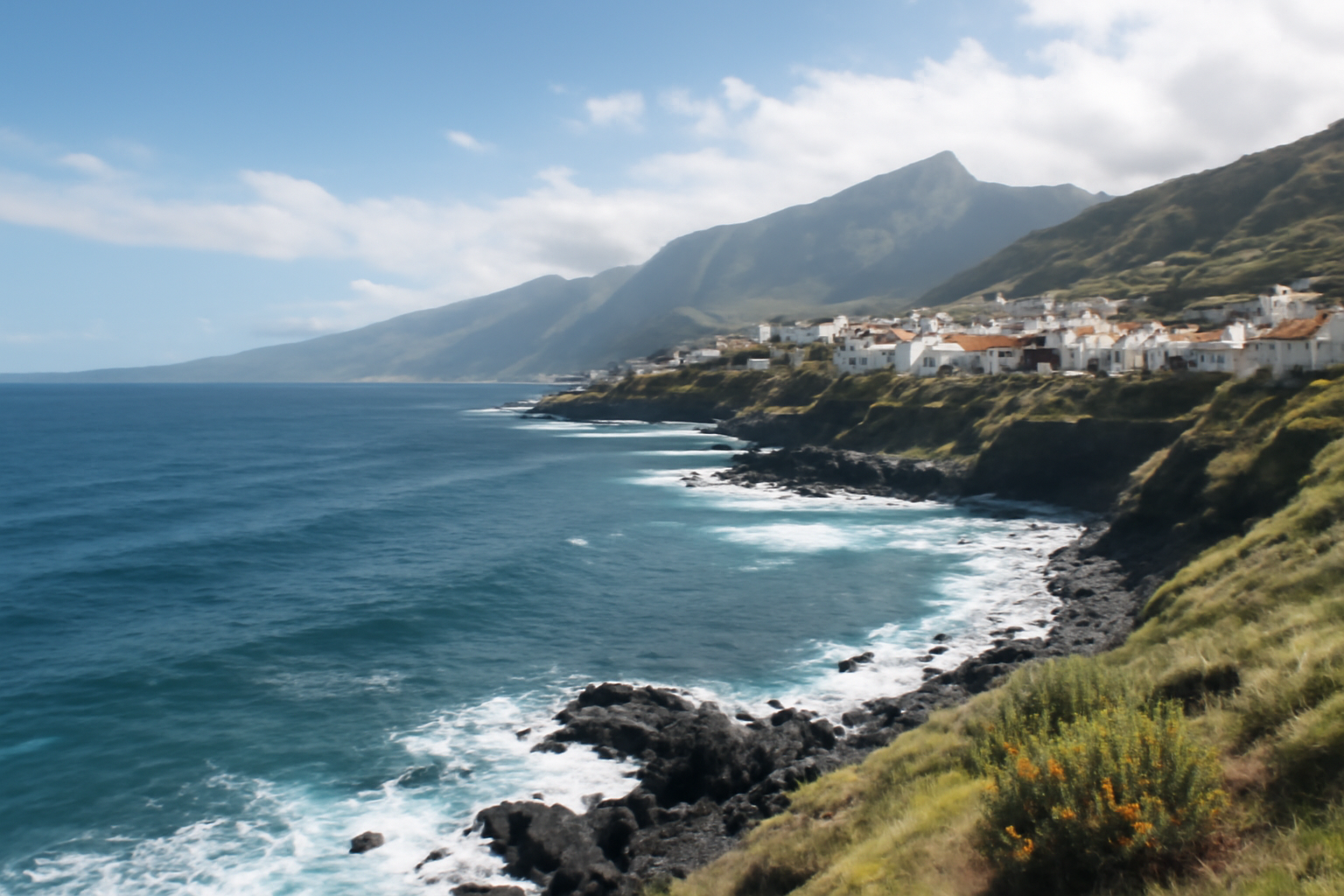 Küstenansicht von Teneriffa mit Bergen und Meer